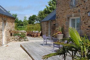 Outdoor dining - **** Marine Villa with Heated Indoor Pool. (Plouguin)