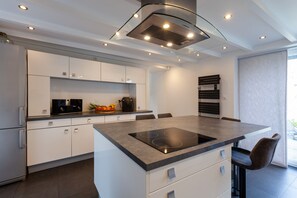 Fridge, microwave, oven, stovetop - **** Marine Villa with Heated Indoor Pool. (Plouguin)