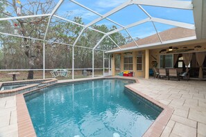 Een buitenzwembad, een verwarmd zwembad