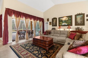 Een smart-tv, een open haard en boeken