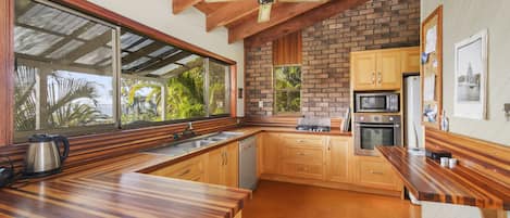 雪櫃、微波爐、焗爐、爐具