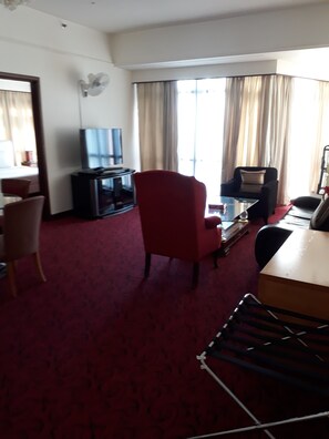 Apartament estàndard, 2 dormitoris, no fumadors, vistes a la ciutat | Sala d'estar | Televisor 