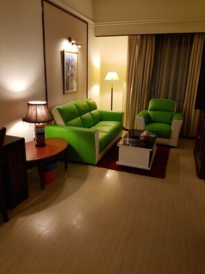 Apartament Deluxe | Sala d'estar | Televisor 