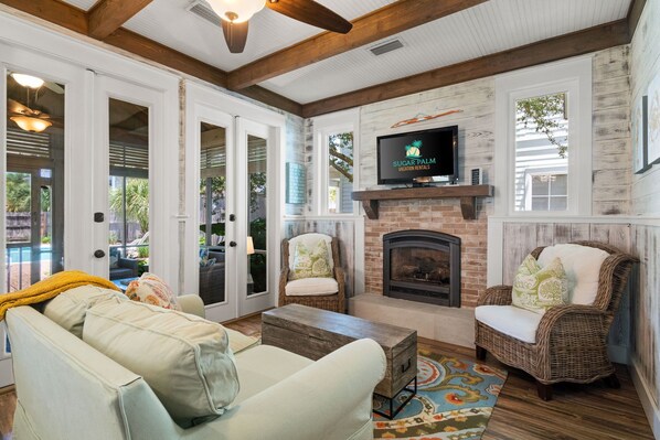 Smart TV - Cutest Cottage in Crystal Beach! Private Pool, Tesla/EV Charger, Close to Beach (Destin)