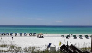 Beach nearby - Cutest Cottage in Crystal Beach! Private Pool, Tesla/EV Charger, Close to Beach (Destin)