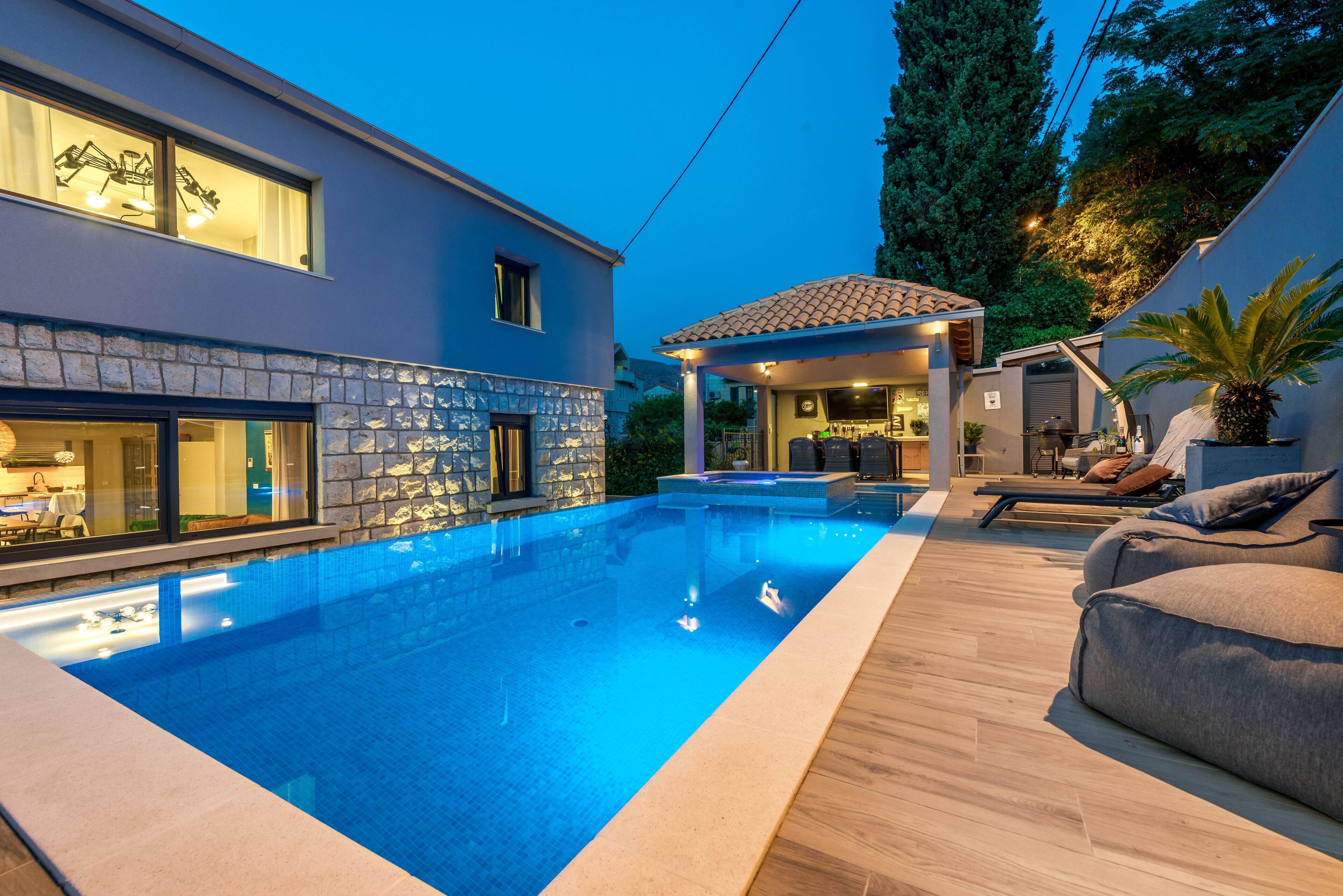 Piscine extérieure, piscine chauff ée, chaises longues