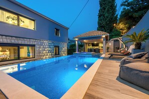 Utomhuspool, uppvärmd pool och solstolar