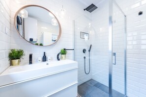 Douche, sèche-cheveux, serviettes fournies, savon