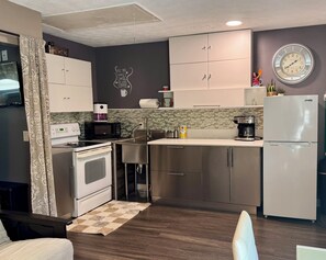 Jääkaappi, mikroaaltouuni, uuni, liesi