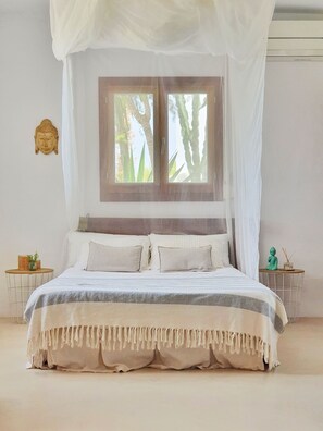 5 bedrooms, in-room safe, desk, iron/ironing board