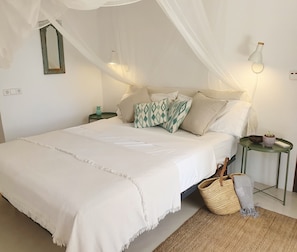 5 bedrooms, in-room safe, desk, iron/ironing board