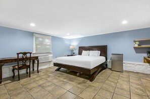 Iron/ironing board, bed sheets