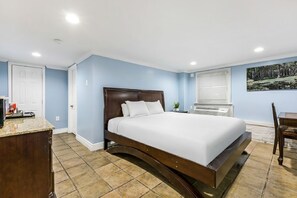 Iron/ironing board, bed sheets - Cozy Canal Studio • Near Everything! (New Orleans)