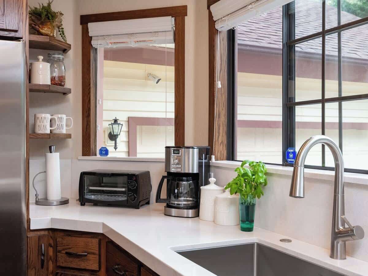 Quartz counters, coffee maker and toaster