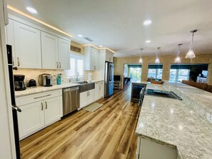 冷蔵庫、電子レンジ、オーブン、コンロ