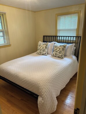 2 bedrooms, travel crib, WiFi, bed sheets - Beautiful Chain Frontage Cottage Close To Downtown Eagle River. (Eagle River)