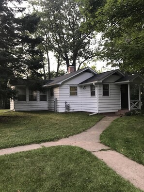 Exterior - Beautiful Chain Frontage Cottage Close To Downtown Eagle River. (Eagle River)