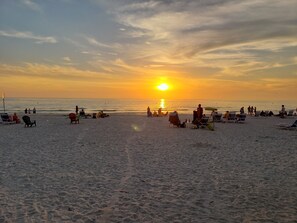 Nära stranden, solstolar och strandhanddukar