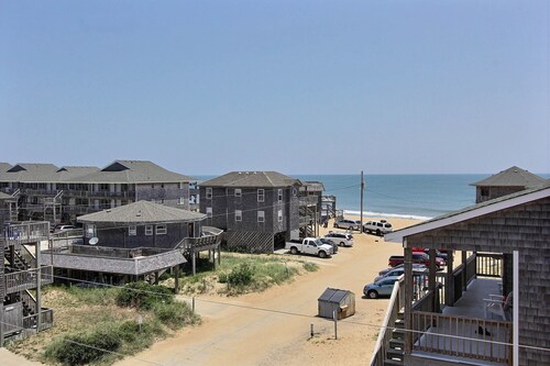 Beach Retreat- Short Walk to Beach- Community Pool & Spa