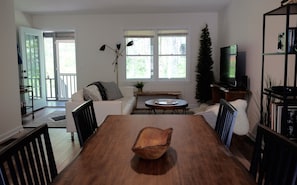 Smart TV, Netflix, Hulu, DVD player