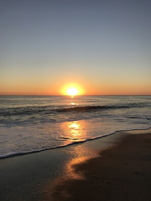 Plage à proximité, chaises longues