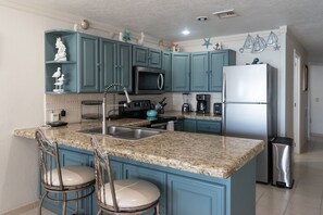 Fridge, microwave, oven, stovetop - Sonoran Spa E309 - 2 BR Next to the Pool, High Speed Wi-Fi - Beachfront Upper Floor Luxury Condo (Puerto Peñasco)