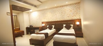 Deluxe Room, 1 Double Bed, Air conditioning | Desk, laptop workspace, blackout drapes, iron/ironing board (on request)