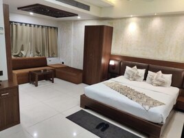 Executive Room | Desk, laptop workspace, blackout drapes, iron/ironing board