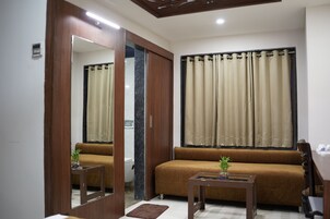 Deluxe Room, 1 Double Bed, Air conditioning | Desk, laptop workspace, blackout drapes, iron/ironing board