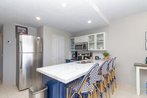 Fridge, microwave, oven, stovetop - Sonoran Spa N307 - 1 BR Next to the Pool, High Speed Wi-Fi - Beachfront Upper Floor Luxury Condo (Puerto Peñasco)