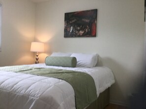 3 chambres, fer et planche à repasser, lit de bébé portatif