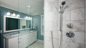 Ensemble douche/baignoire, serviettes fournies, papier toilette
