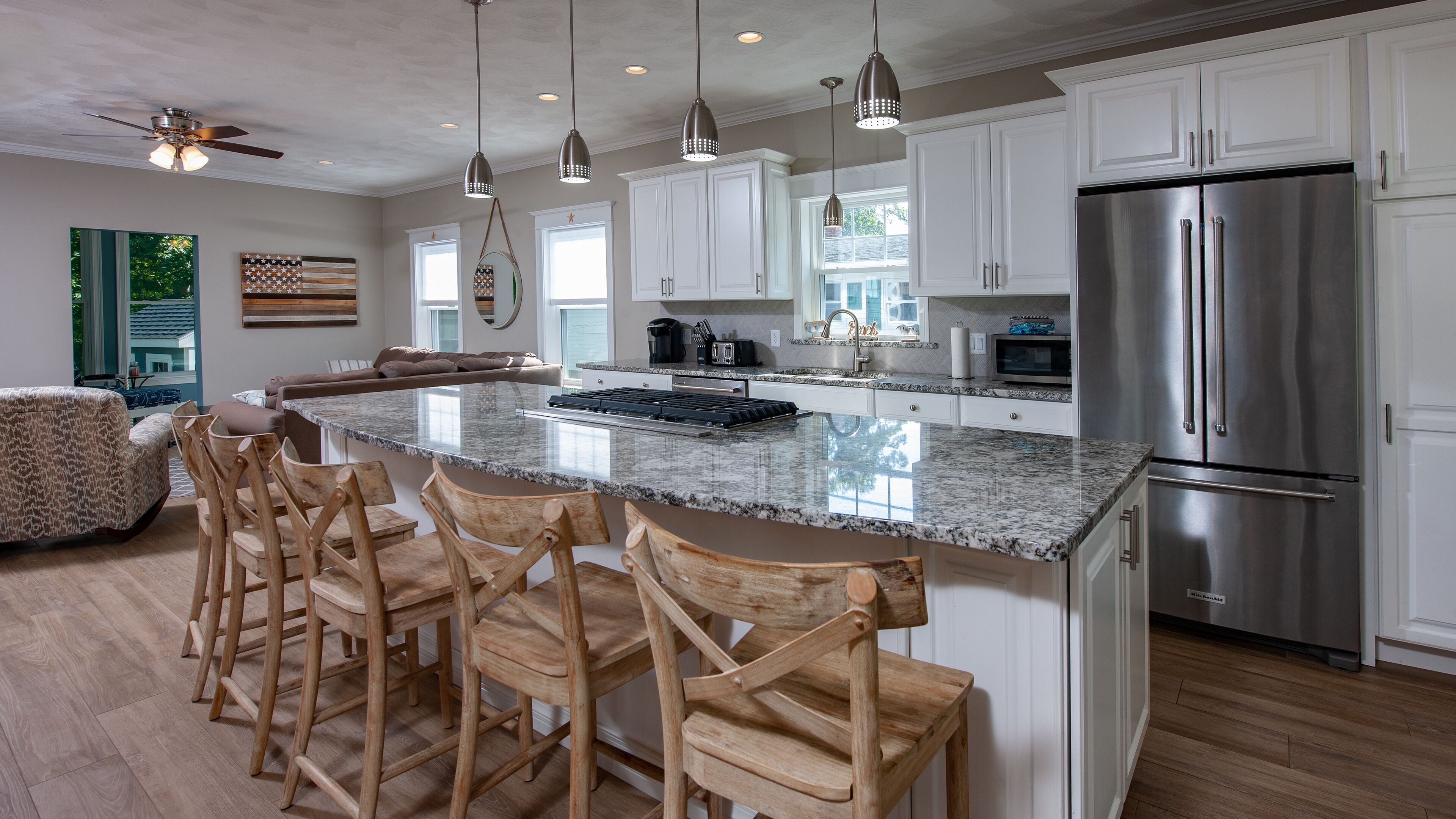 冷蔵庫、電子レンジ、オーブン、コンロ