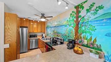 ثلاجة، ميكروويف، فرن، موقد طهي مسطح