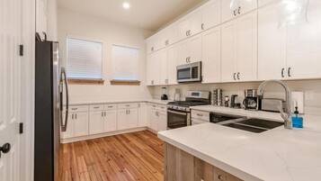 Refrigerador, microondas, parrilla de estufa y lavavajillas