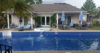 Reunion Paradise! Upscale 5300 SQ FT PLUS Hot Tub, Sauna, Steam Shower, 50' Pool