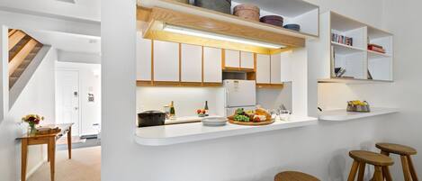 Frigorífico, microondas, horno y placa de cocina