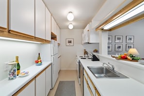 Refrigerador, microondas, horno, placa de cocina
