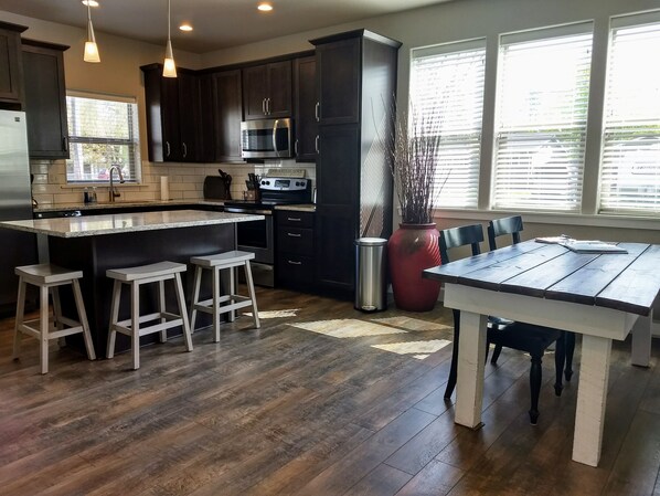 ثلاجة، ميكروويف، فرن، موقد طهي مسطح