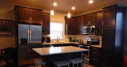 3 mh: n kaupunkitalo South Sandpointissa, 2 autotallissa