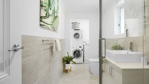 Shower, hair dryer - BOUTIQUE STAYS - Carlton Terrace (Carlton)