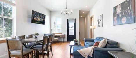 Televisión y chimenea