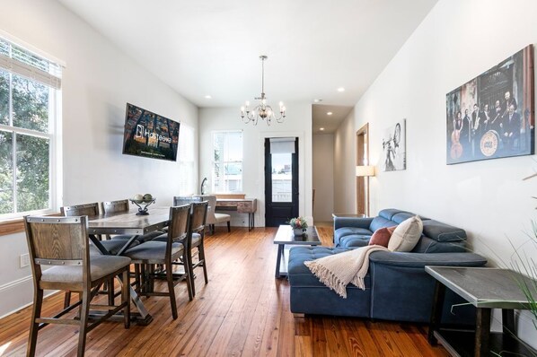 Televisión y chimenea