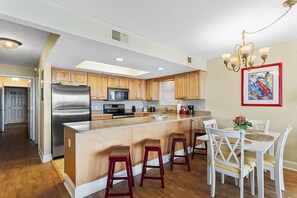 Fridge, microwave, oven, stovetop - 101  AMAZING breath taking gulf views. Destin Beach Club (Destin)