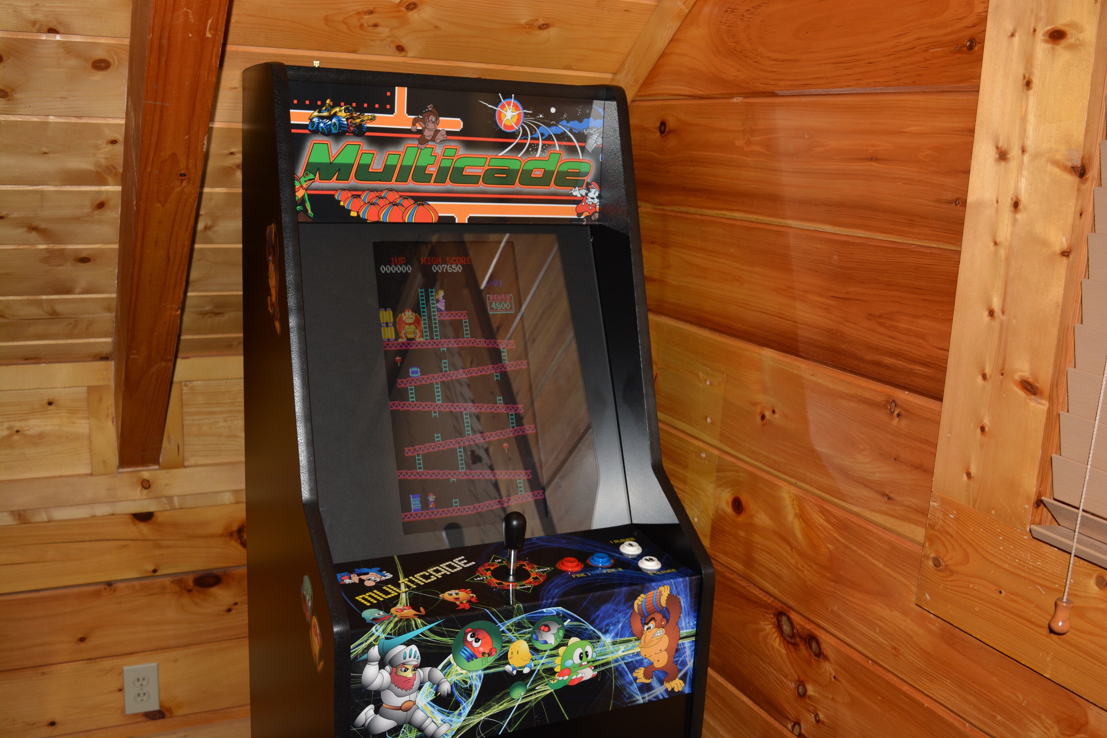 Ein Multicade-Spielautomat mit Joystick und farbenfroher Grafik.