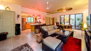 スマートテレビ、DVD プレーヤー、書庫、PC モニター