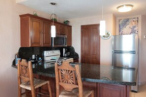 Geladeira, micro-ondas, fogão, cooktop