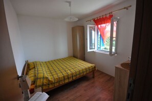 4 habitaciones, tabla de planchar con plancha, wifi y ropa de cama 