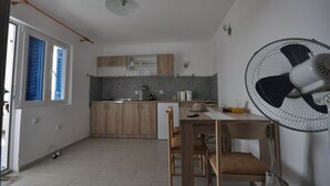Geladeira, cooktop, talheres/pratos/utensílios de cozinha