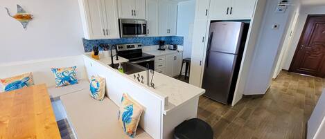 Kühlschrank, Mikrowelle, Herdplatte, Geschirrspüler